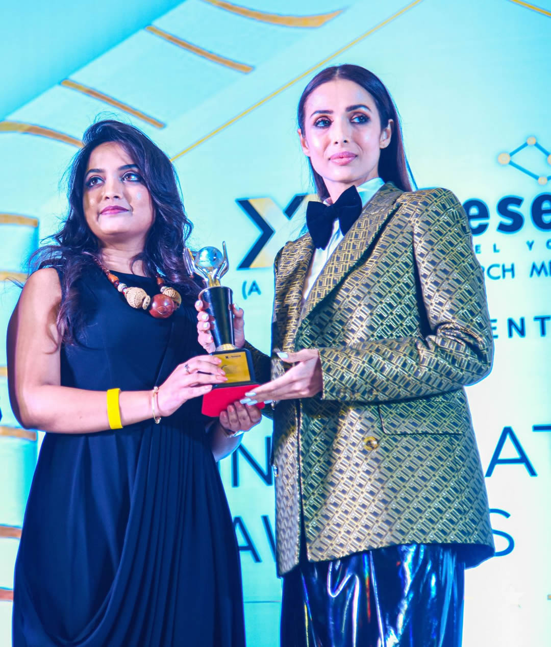 malaika arora giving award to dt. priya
