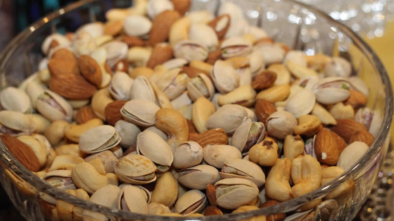 Home 16 Delicious and Nutrient-Packed: Healthy Vegetarian Snacking Options for India